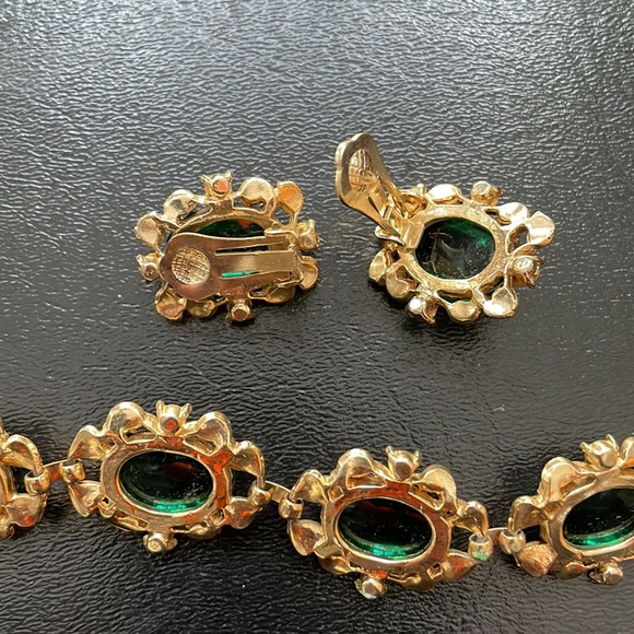 Vintage costume jewelry, stunning green & diamond colored stones in gold tone. - Picture 3 of 6